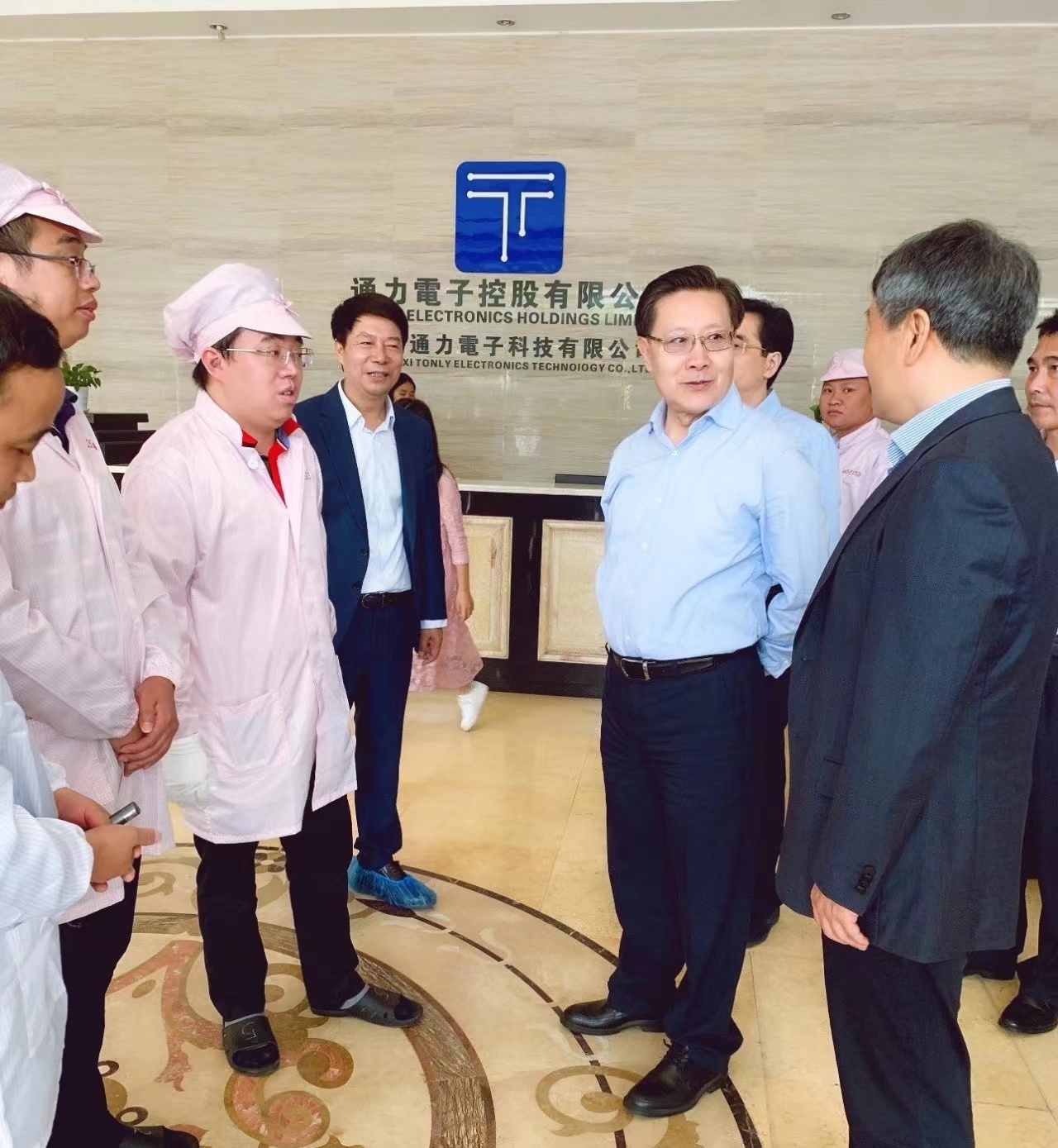 第十三届全国人大常委会副委员长一行莅临广西Z6尊龙抖圈视察领导